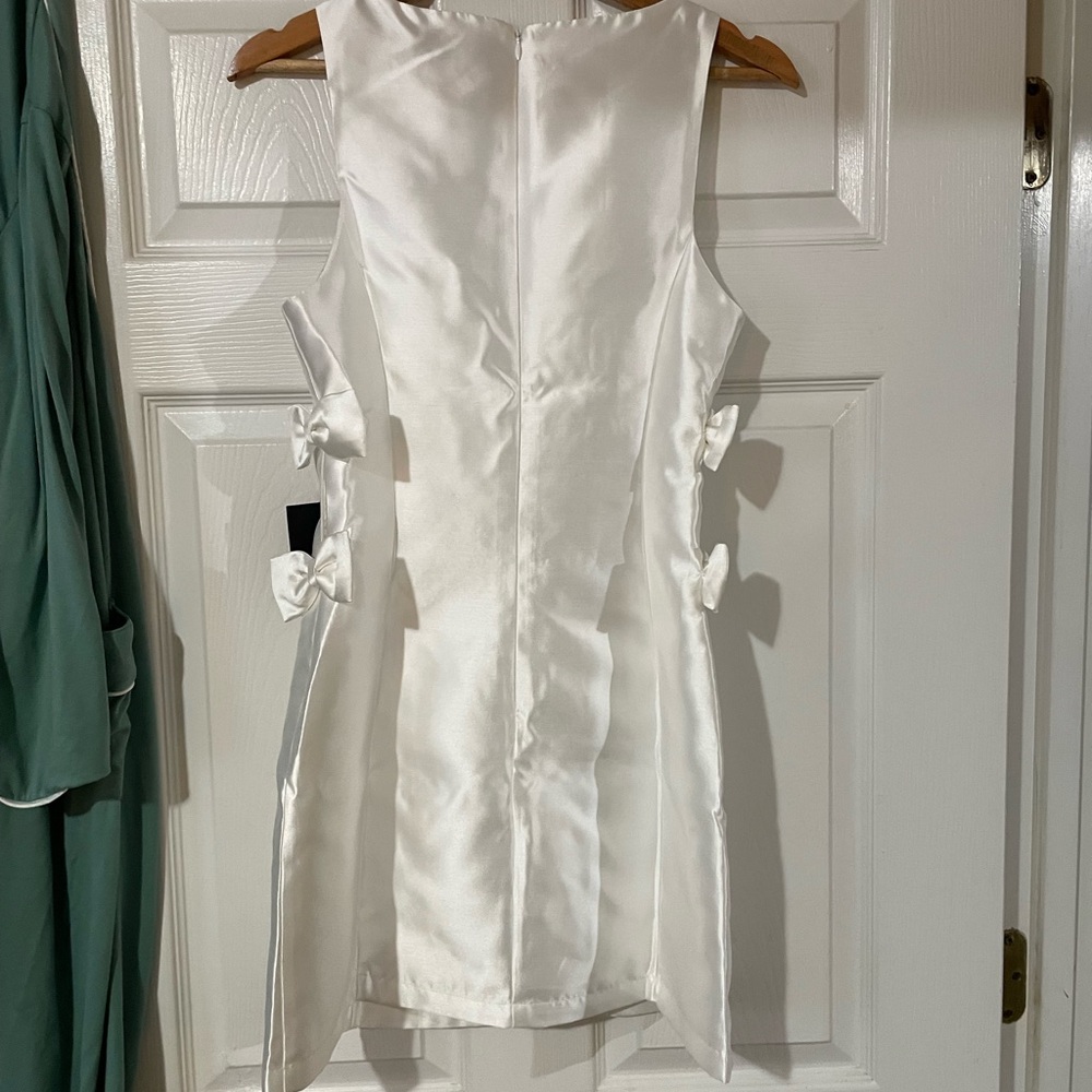 Elegant White Mini Dress with Bow Accents - Picture 10 of 11